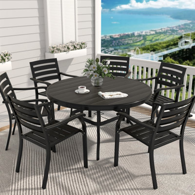 Salle à manger d'extérieur de 7 pièces: 6 chaises noires empilables en métal et table ronde de 54,09 po, convient pour le jardin, construction - pièce avec pelouse, trou de parasol réglable
