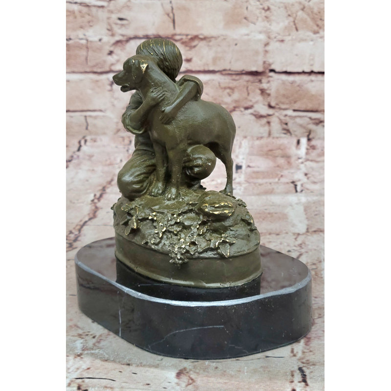Garçon étreignant un chien en bronze sur une base en marbre