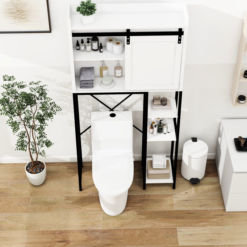 Étagère blanche de salle de bain au-dessus de la toilette. Optimisez l'espace. La porte de grange coulissante dissimule des articles. Tablettes réglables pour tablettes pratiques - blanc. Économisez de l'espace et restez bien rangé. Armoire avec rangement supplémentaire.