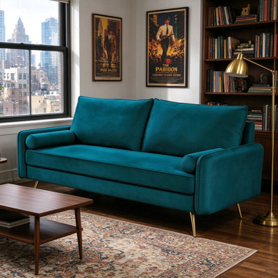 Canapé trois places en velours bleu turquoise, style Mid-Century, 178 cm (70 pouces), orné de clous décoratifs et doté de pieds en métal doré.