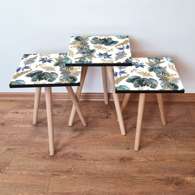 Ensemble de 3 tables gigognes élégantes au design moderne en beige, vert, or et bleu marine | 100% panneau de fibres à densité moyenne avec pieds en bois de hêtre | Grande table: 13,8 x 20,5 x 13,8 po, moyenne: 13,8 x 18,5 x 13,8 po, petite: 13,8 x 16,5 x 13,8 po