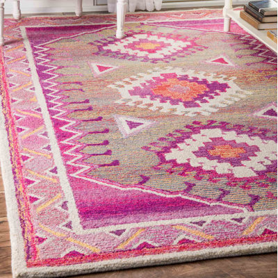 Tapis rose touffeté à la main