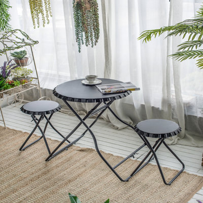 Table d'appoint et deux sièges