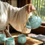 Service à thé en céramique Celadon avec motif en relief de fleurs de prunier, comprenant une théière, 6 tasses à thé anti-brûlure, un plateau à thé en bambou et une passoire pour la maison, l'extérieur et les cadeaux