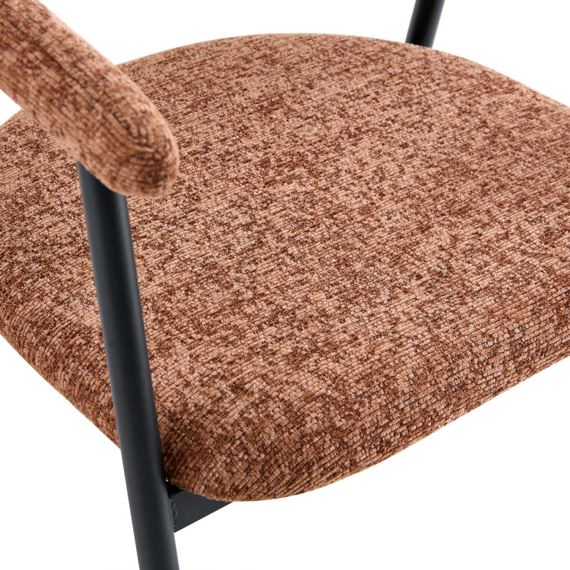 Un ensemble de 4 chaises de salle à manger en tissu de couleur caramel avec des pieds en métal noir élégant. Chaises de salle à manger minimalistes avec dossiers, disponibles en plusieurs couleurs.
