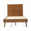 Lit plateforme simple, structure en bois d'acacia massif de style Mid-Century avec finition brune pour une chambre à coucher résidentielle