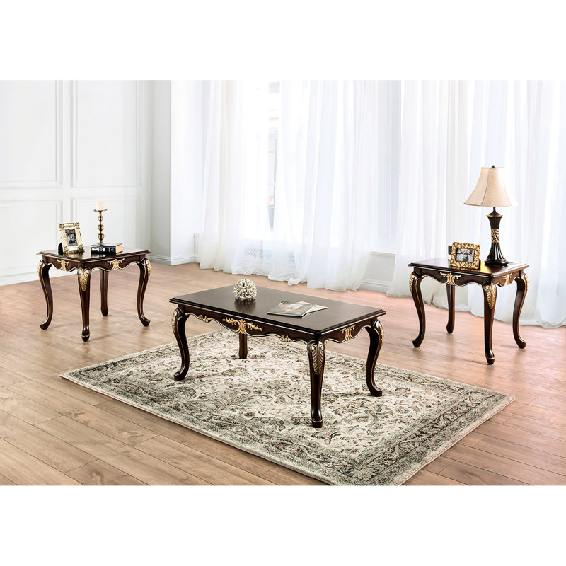 Table basse rectangulaire 1 pièce, style traditionnel élégant, en bois massif couleur tabac riche, pattes, détails et touches dorées, 122 cm L x 70 cm P x 52 cm H, ornements raffinés.