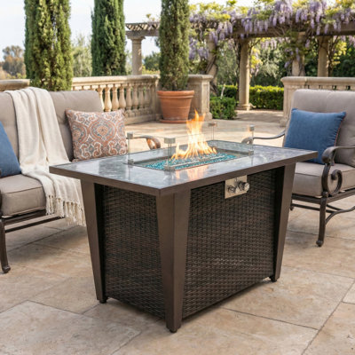 Table de foyer d'extérieur au propane Beth H 25 po x l 42 po avec pare-vent en verre, couvercle et siège de réservoir de gaz dissimulé, 50 000 BTU avec plateau en marbre, base en osier