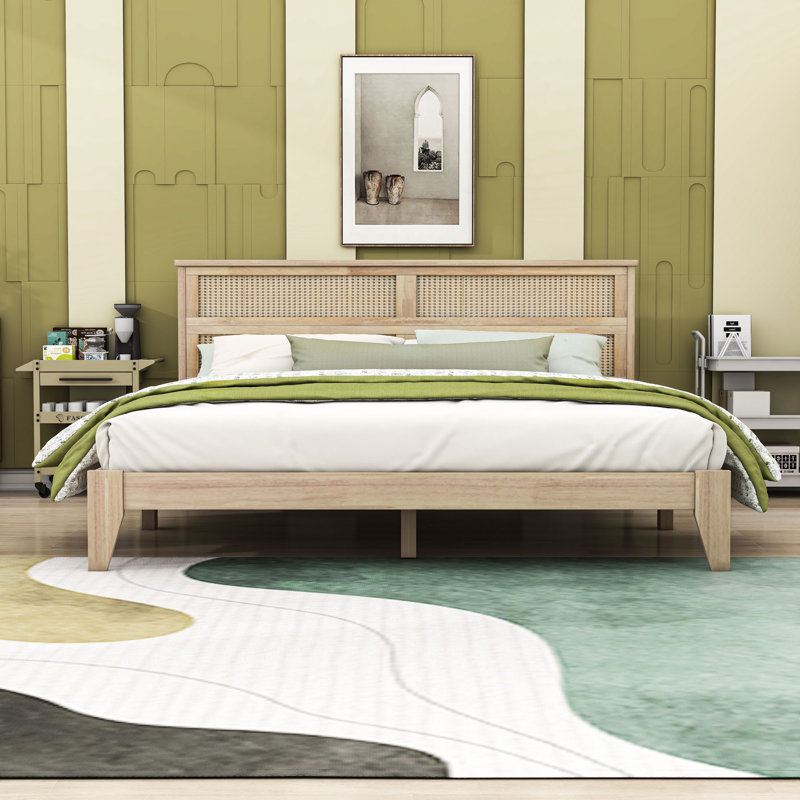 Lit plateforme en bois avec tête de lit en rotin tissé à la main, pieds centraux et rangement spacieux sous le lit, King