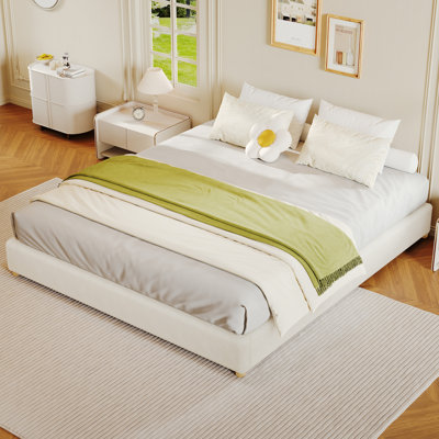 Lit plateforme tapissier très grand très grand en molleton blanc crème, structure de lit sans tête de lit à profil bas avec pieds en bois massif, silencieux