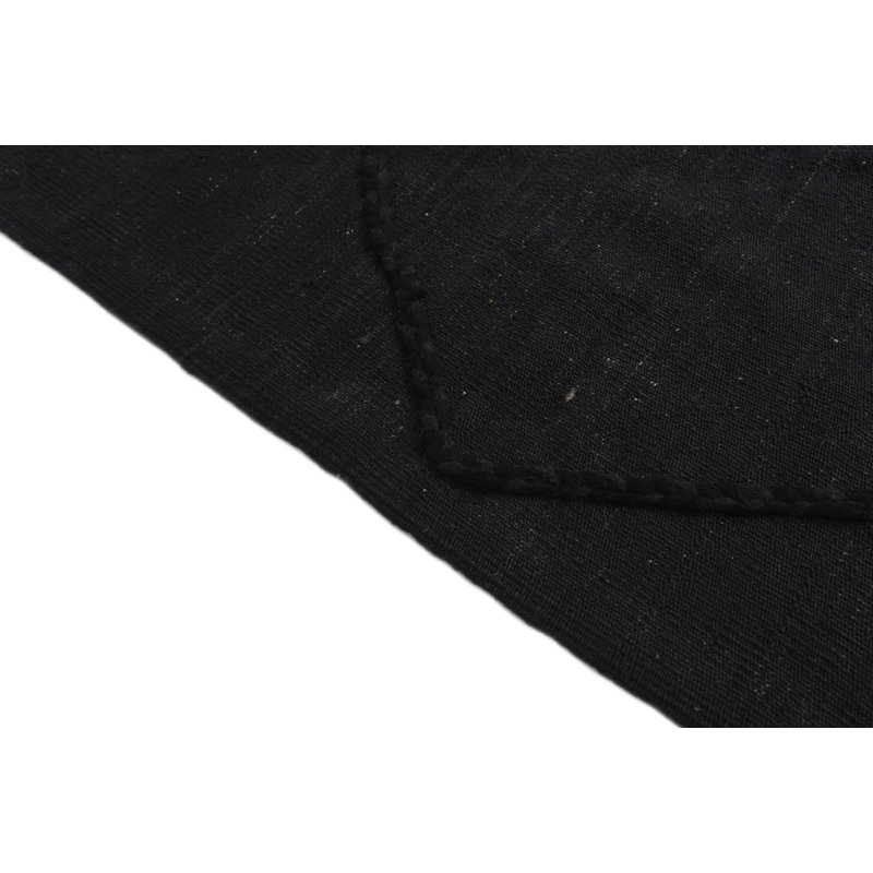 Tapis noir Kalmanovitz