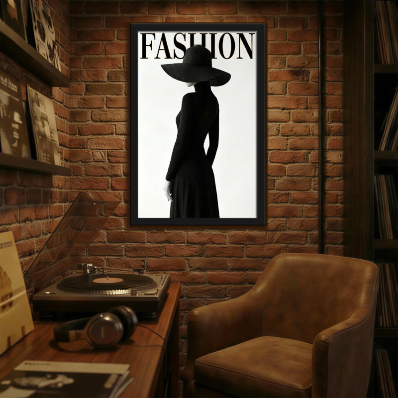 Mannequin en robe noire et chapeau, H 18 po x l 12 po