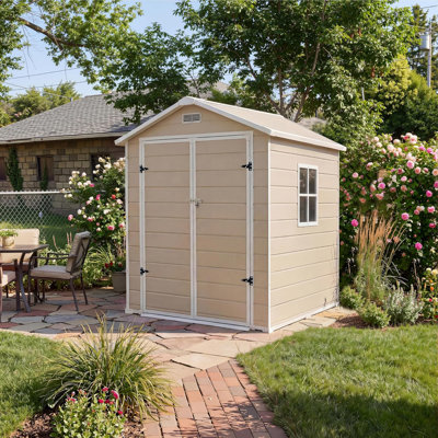 Rangement extérieur imperméable en plastique 6 pi x 4 pi avec plancher, portes doubles, fenêtre, toit incliné, verrouillable, évents pour patio, cour arrière, outils, vélo, tondeuse à gazon, assemblage facile - brun clair