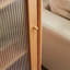 Armoire de rangement polyvalente en chêne massif pour le salon, rehaussant le décor