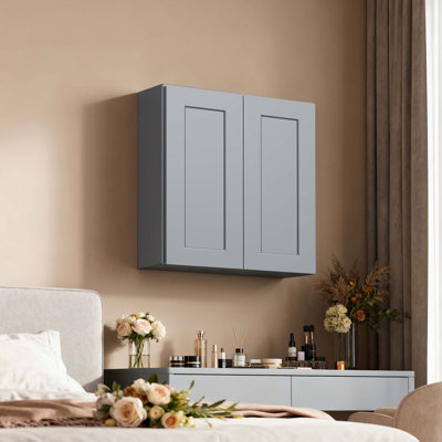 Armoire murale en bois massif avec portes à fermeture douce et tablettes réglables