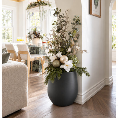 Jardinière intérieure / extérieure moyenne en fibre de pierre Corso - H Tricorn noir 16,5 po (ouverture 11,5 po)
