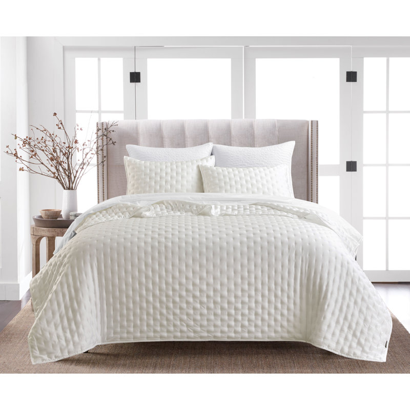 Ensemble de courtepointe Lana Tencel soyeux par Studio 16, Toronto. Fabriqué en 100% TENCEL, cet ensemble offre une sensation exceptionnellement douce au toucher, offrant une touche douce et soyeuse qui rehausse votre expérience de sommeil.