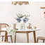 Fleurs artificielles bleues avec vase