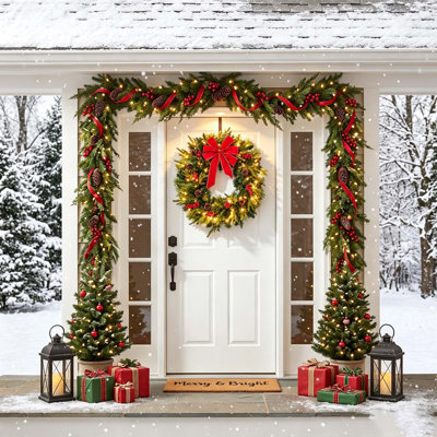 Couronne de Noël pré-illuminée de 61 cm (24 po) avec pommes de pin et baies, pour porte d'entrée, mur ou foyer