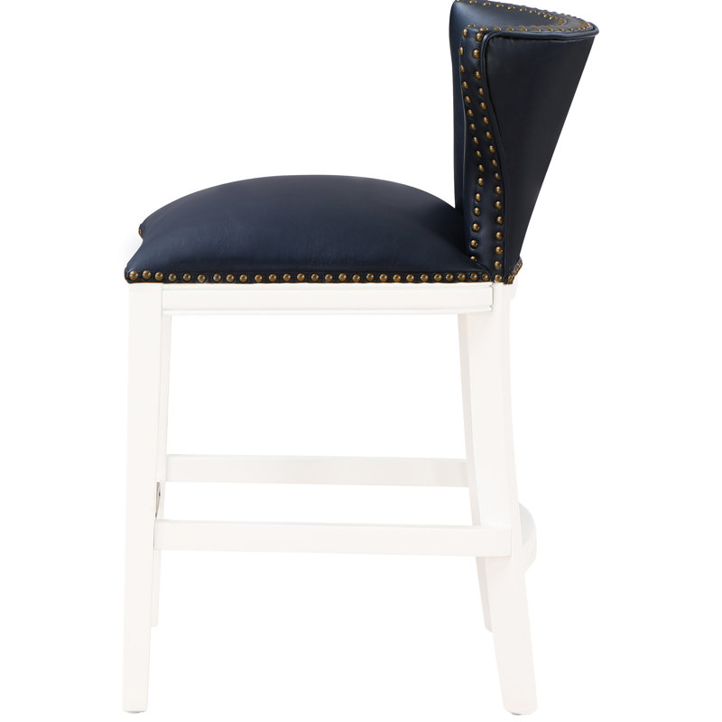 Tabouret de comptoir, revêtement en similicuir bleu foncé, base en bois massif blanc, garniture cloutée en laiton antique, cuir à dossier, dossier, plaque de protection, patins de plancher