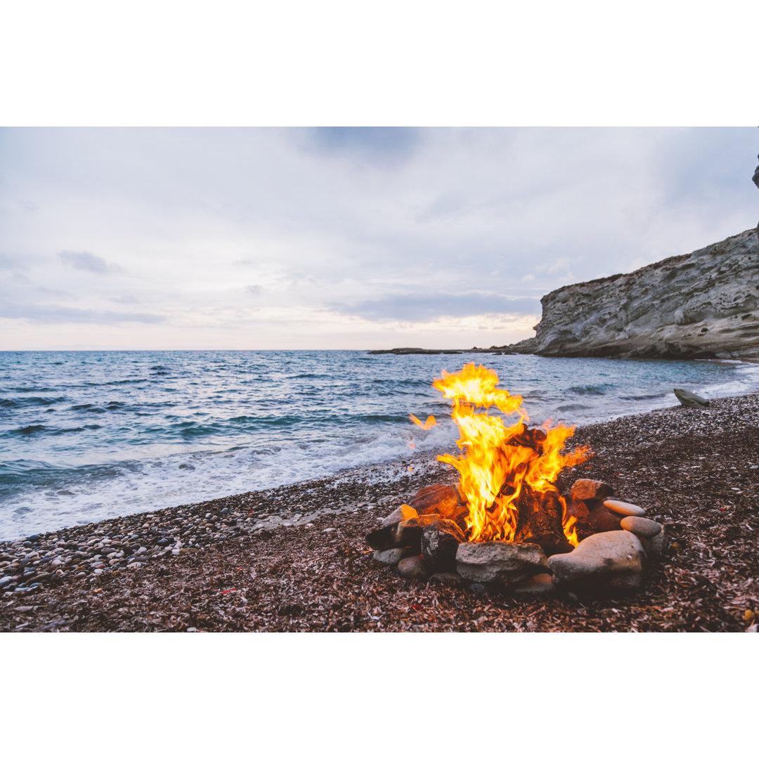 Lagerfeuer am Strand von Serts - Druck ohne Rahmen auf Leinwand