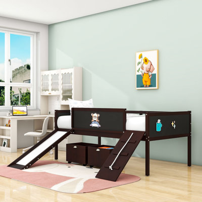 Lit mezzanine simple en bois avec structure d'escalade, boîtes de rangement, glissade et tableaux noirs
