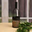 Bouteille de vin en métal avec bougie à piles