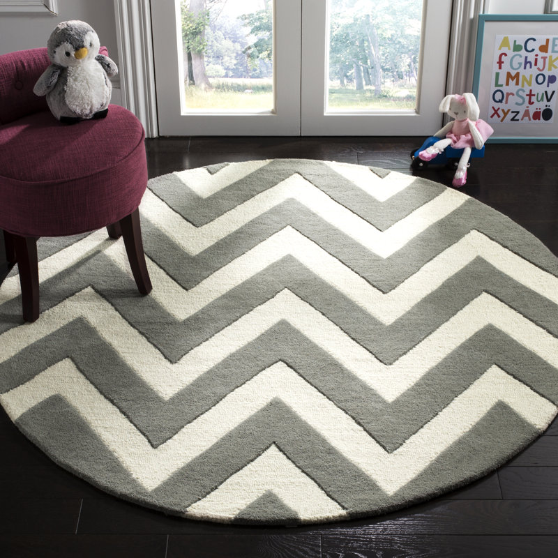 Tapis gris / ivoire en laine touffeté à la main à motif de chevrons Krystyna, Rond 5 pi