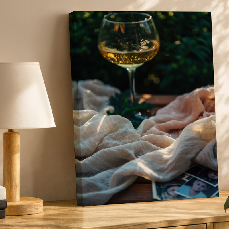 Toile d'une composition légèrement floue avec un arrangement délicat de tissus muraux clairs dans des tons crème et beige évocateurs