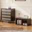 Café foncé + bois massif beige + vitrines en rotin