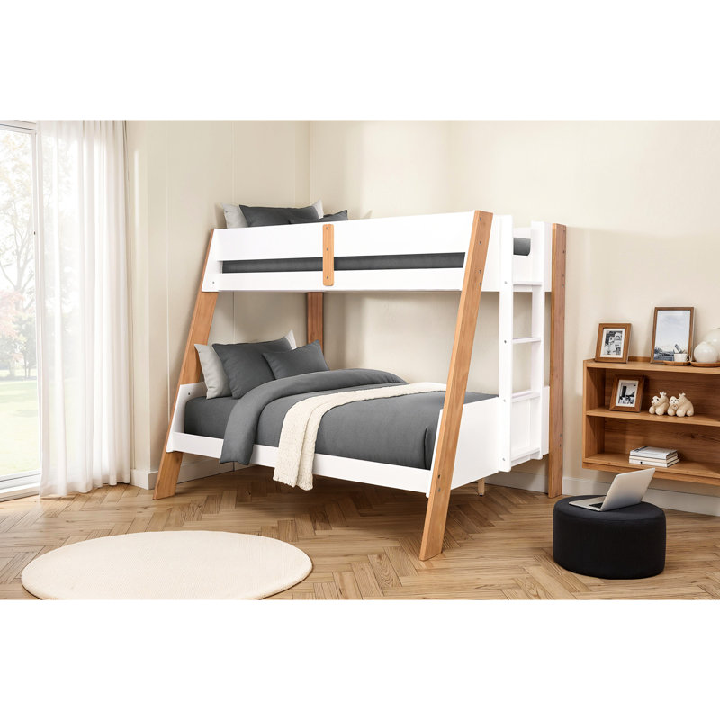 Lit simple superposé au dessus d'un lit double contemporain avec jointure et serrure, finition blanc naturel et côté attaché pour la décoration de chambre à coucher
