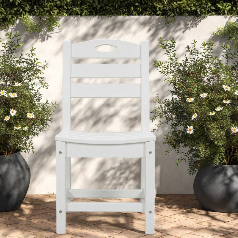 Chaises de patio durables en PEHD, conception compacte, finition blanche polyvalente