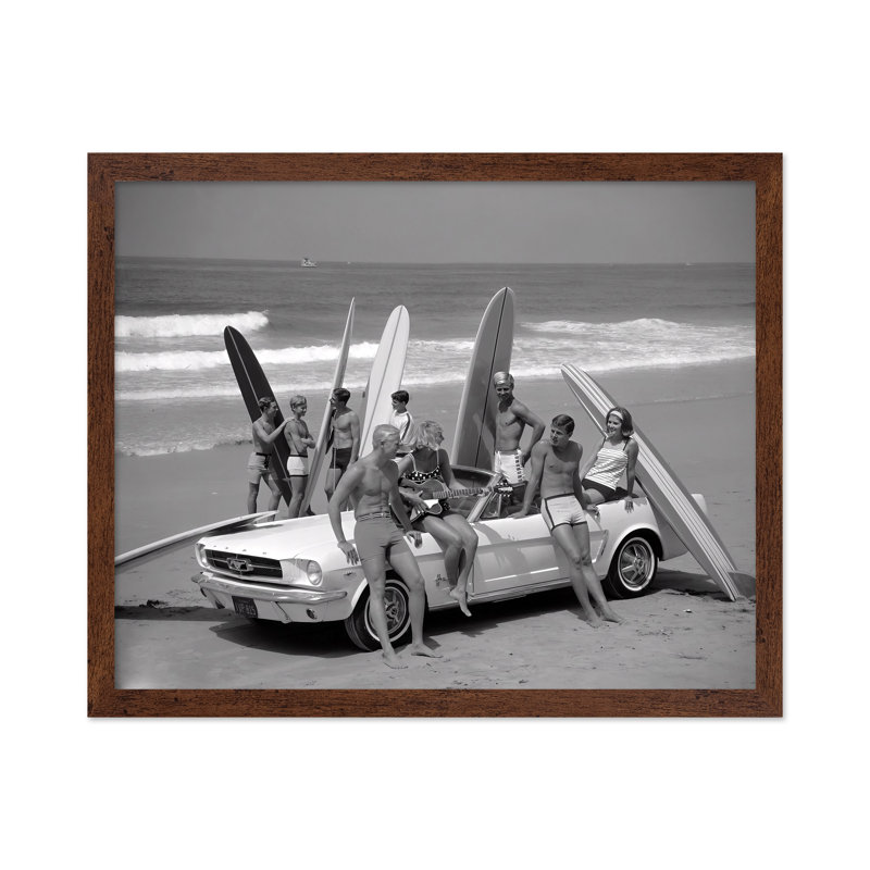 Amis s'amusant sur la plage, Poster, Brown Framed, 11"H x 14"W
