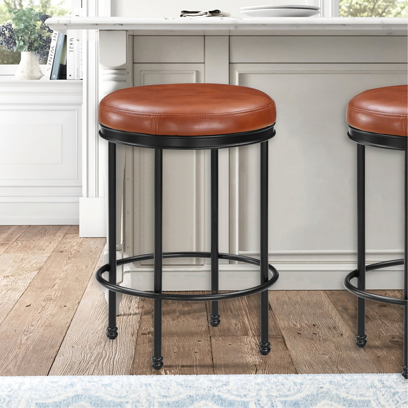 Tabouret de comptoir en similicuir - structure en métal résistant aux éclats, conception sans dossier, repose-pieds réglable sur base rouille, siège confortable, prêt à être utilisé
