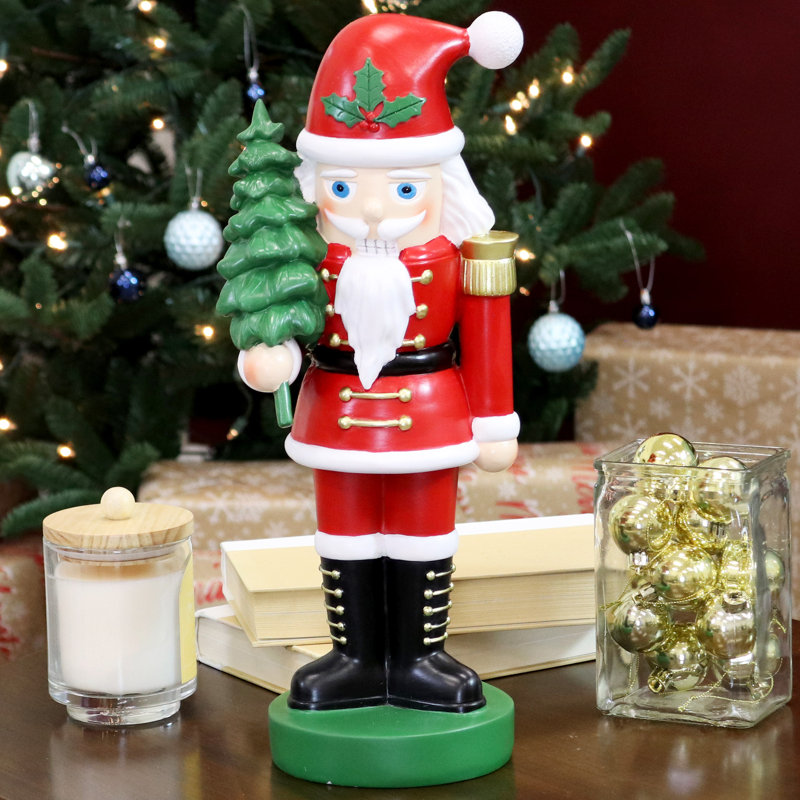 Statue de père Noël avec arbre et casse-noisette d'intérieur