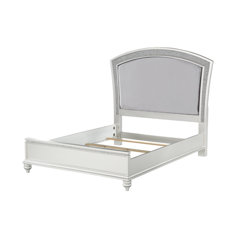 Tissu et finition platine, très grand lit - caractéristique de la chambre à coucher. Tête de lit arquée et rembourrée ornée de strass chatoyants. Rectangulaire à profil bas pour un look élégant. Fabriqué en peuplier et en bois composite. Boîte