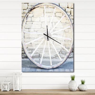 Vieille horloge murale en bois