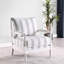 Chaise de salon à rayures blanches et bleu marine, rehausse le style intérieur de la chaise avec garniture - apparence générale