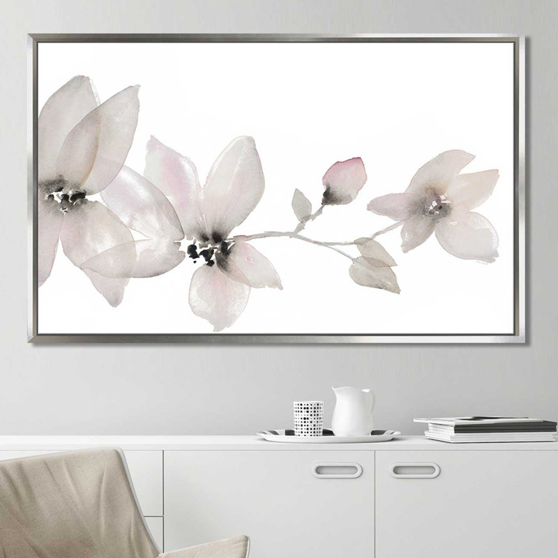 «Blooming Whispers I», reproduction de peinture à l'aquarelle, H 21,5 po x l 33,5 po x P 2 po, Cadre flottant argent