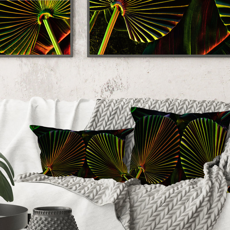 Coussin décoratif imprimé feuilles tropicales sur fond noir IV, 18 po x 18 po