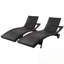 Ensemble de 2 chaises longues en osier de patio avec roulettes et table d'appoint-390497458