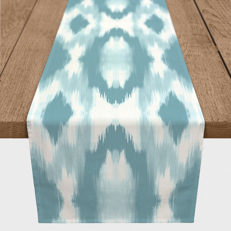 Chemin de table Westrick, 72 po x 16 po, Bleu ciel, Madeley Shibori ciel
