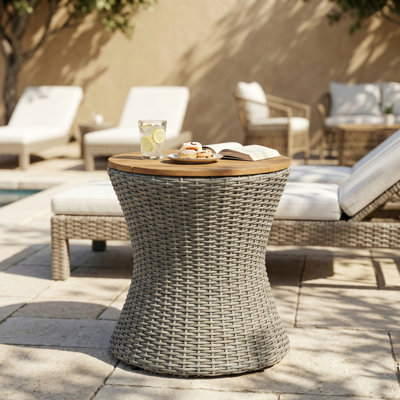Table d'appoint d'extérieur, table de bout de patio ronde de 17,5 po avec plateau en bois naturel et base de sablier en osier gris, petite table basse d'extérieur résistante aux intempéries pour balcon, jardin, bord de piscine