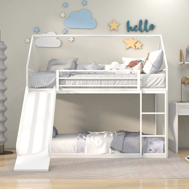 Au-dessus du lit de la maison avec échelle et glissière