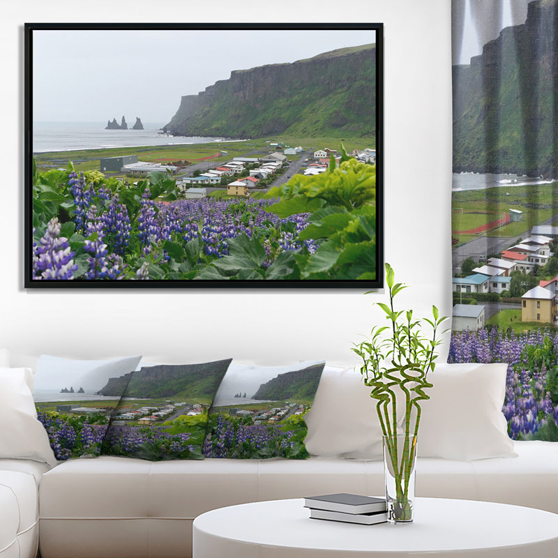 «Islandic Town Vik», photographie sur toile, H 30 po x l 40 po x P 1,5 po