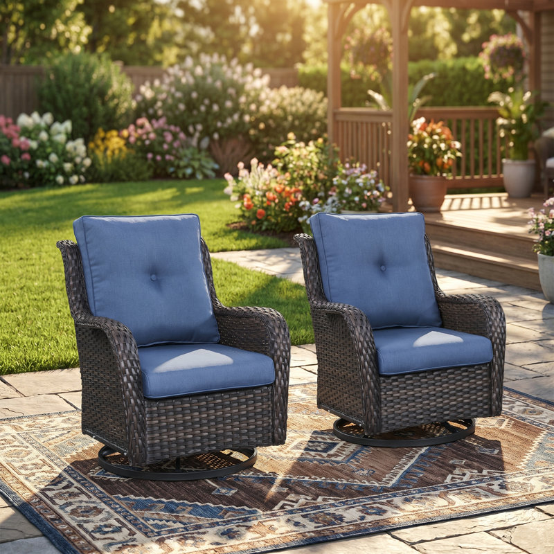 Swivel and sliding wicker patio chairs, Brun, Île Seymour Nord, Galapagos