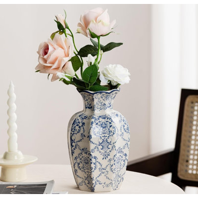 Vase en céramique bleu et blanc fabriqué à la main, vase floral de style chinois rétro pour la décoration intérieure, contour hexagonal avec des motifs élégants