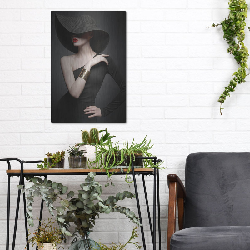 «Lady In Black» par Luxe, H 16 po x l 12 po