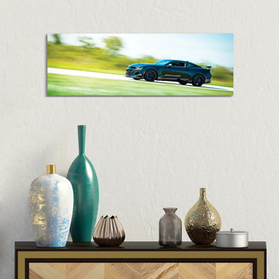 Camaro bleu bleu en mouvement