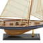 Sculpture en bois et voilier en bois avec accents beiges et bleu marine et gréement réaliste